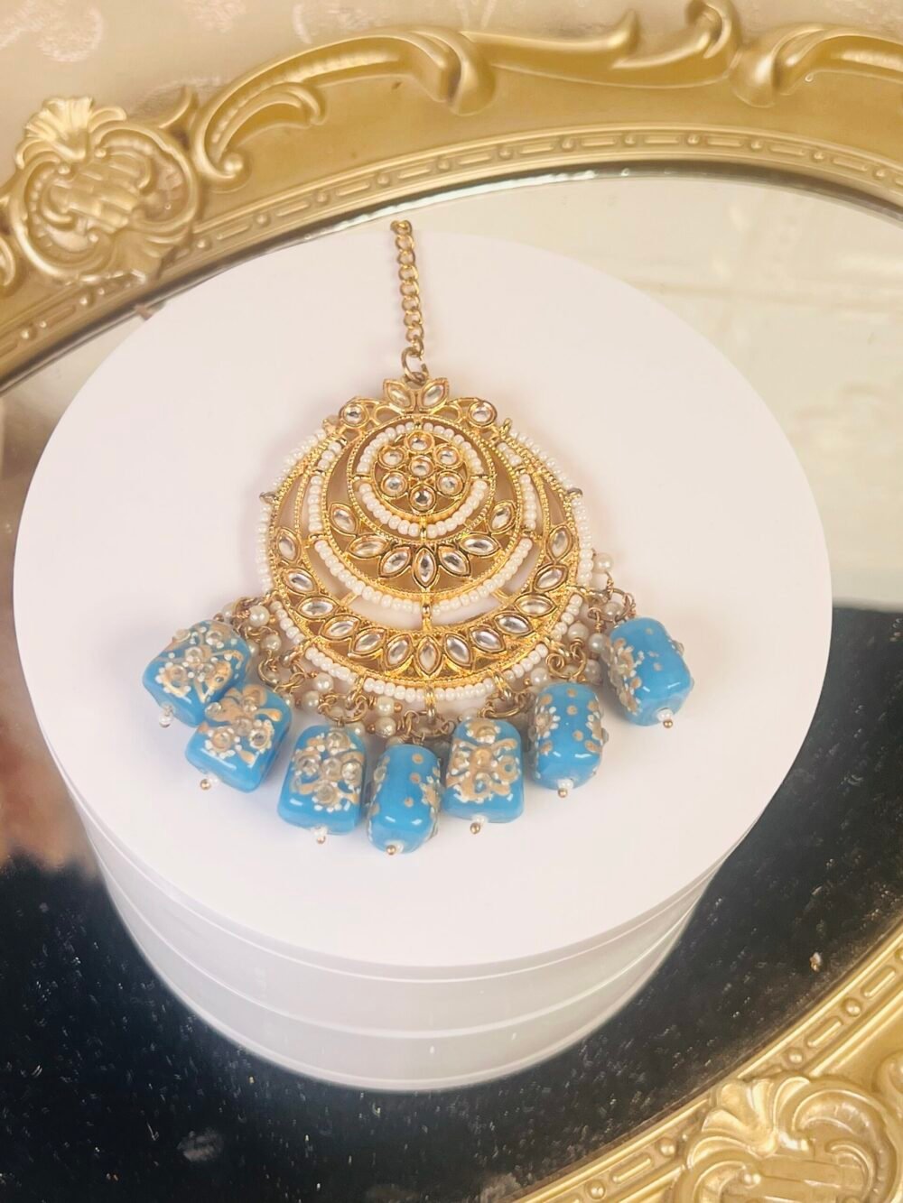 Multi-Stone Tikka Set – South Asian jewelry – bridal accessory – top view Multi-Stone Tikka Set – South Asian jewelry – close-up