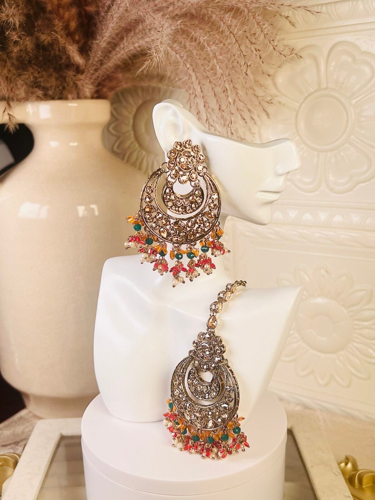 Multi-Stone Tikka Set – South Asian jewelry – bridal accessory – top view Multi-Stone Tikka Set – South Asian jewelry – close-up