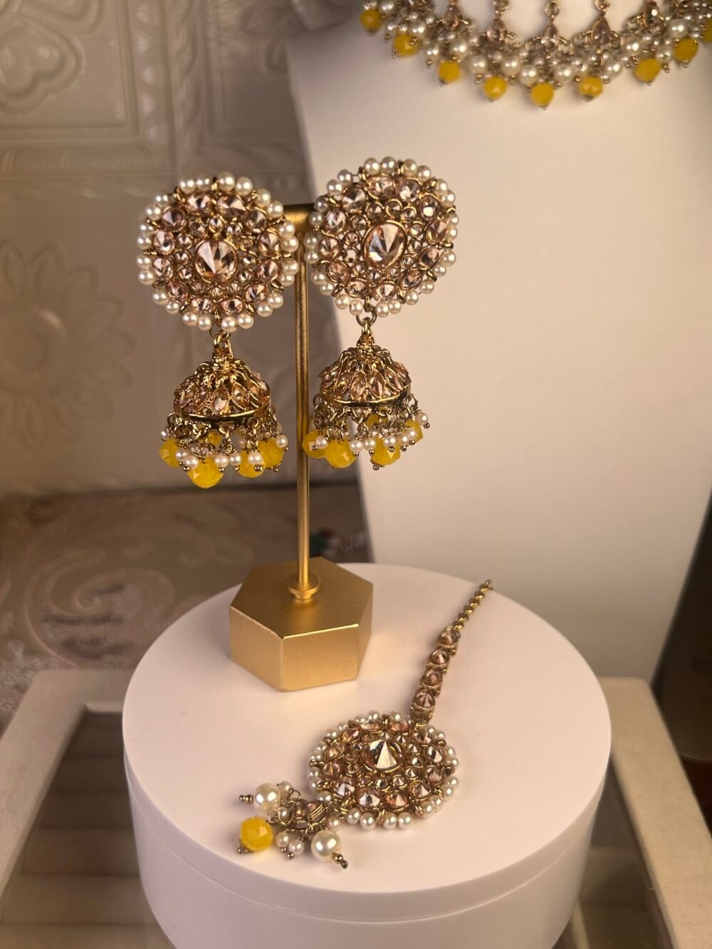 Pearl and Gold necklace set – affordable bridal jewelry – front view Pearl and Gold necklace set – budget-friendly party accessory – top view