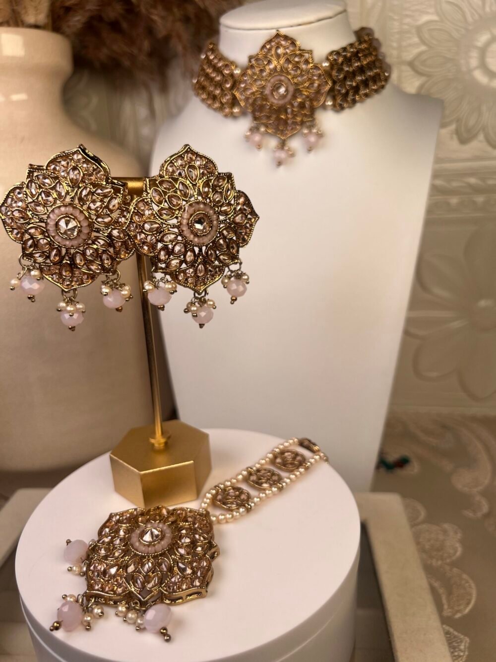 Pearl and Gold necklace set – affordable bridal jewelry – front view  Pearl and Gold necklace set – budget-friendly party accessory – top view