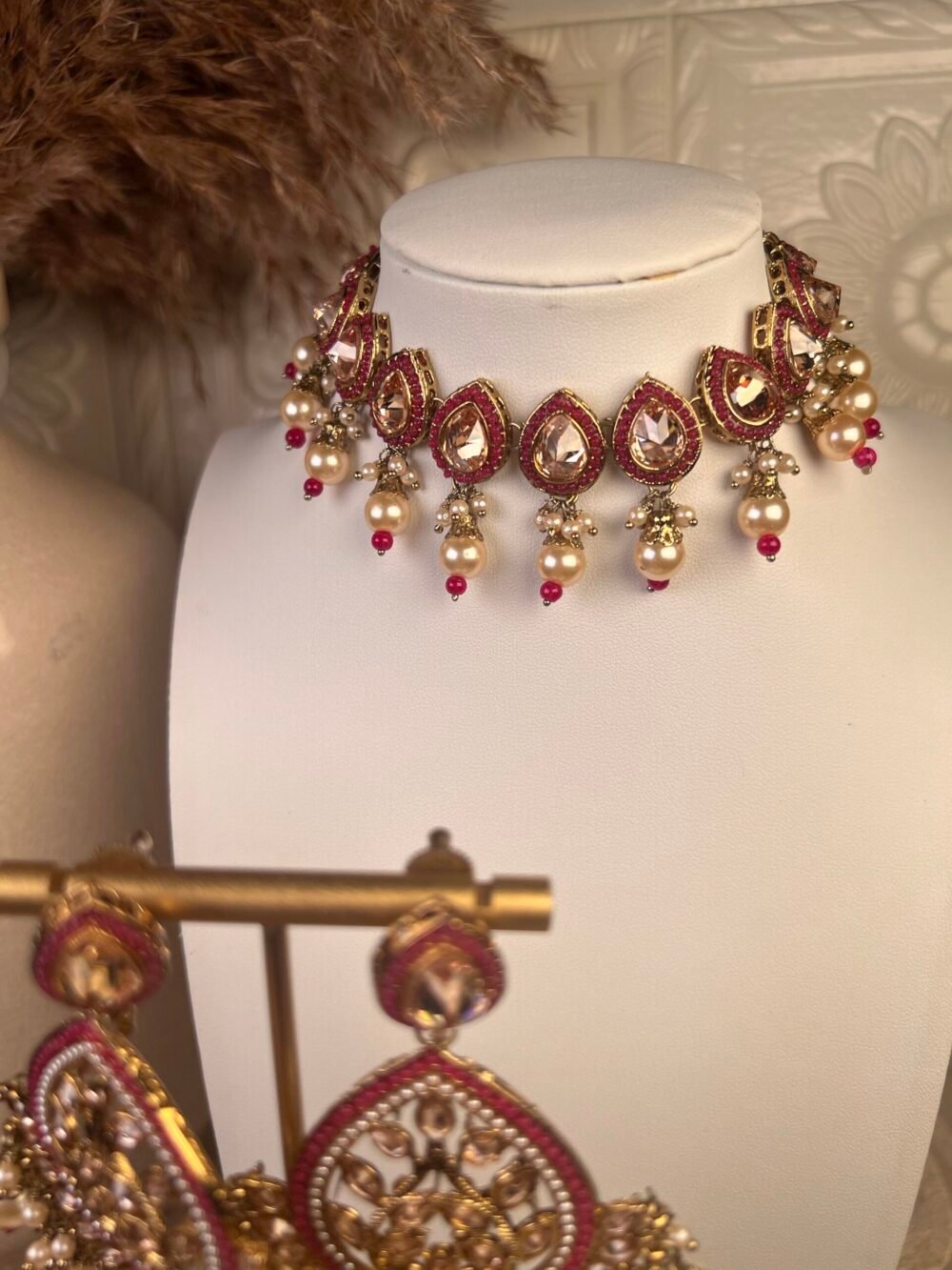 Pearl and Gold necklace set – affordable bridal jewelry – front view Pearl and Gold necklace set – budget-friendly party accessory – top view