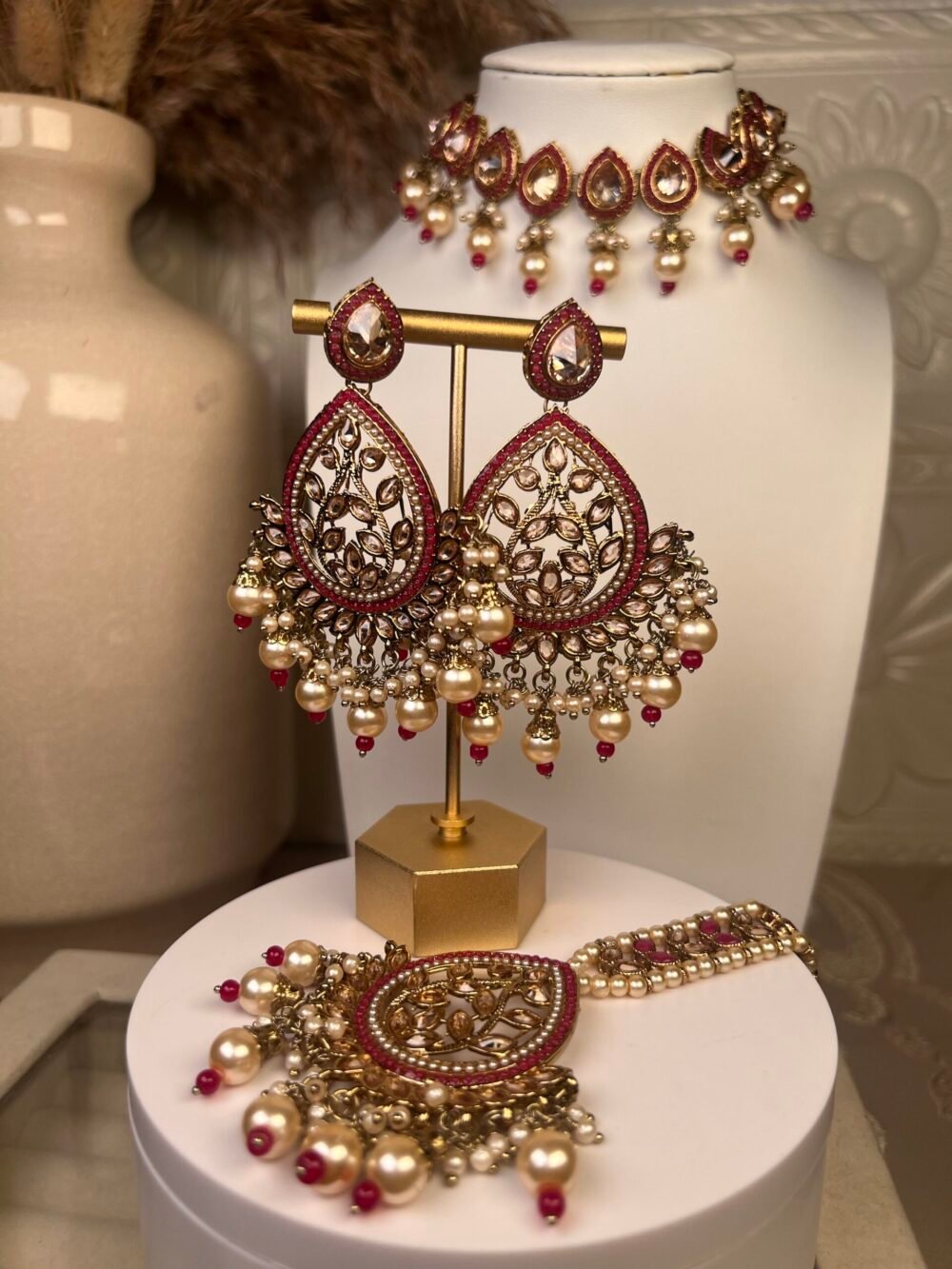 Pearl and Gold necklace set – affordable bridal jewelry – front view Pearl and Gold necklace set – budget-friendly party accessory – top view