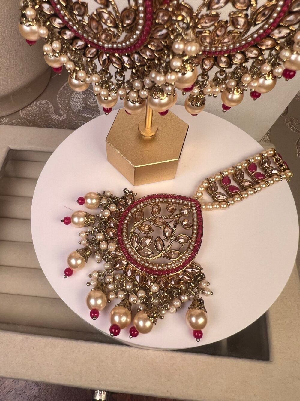 Pearl and Gold necklace set – affordable bridal jewelry – front view Pearl and Gold necklace set – budget-friendly party accessory – top view