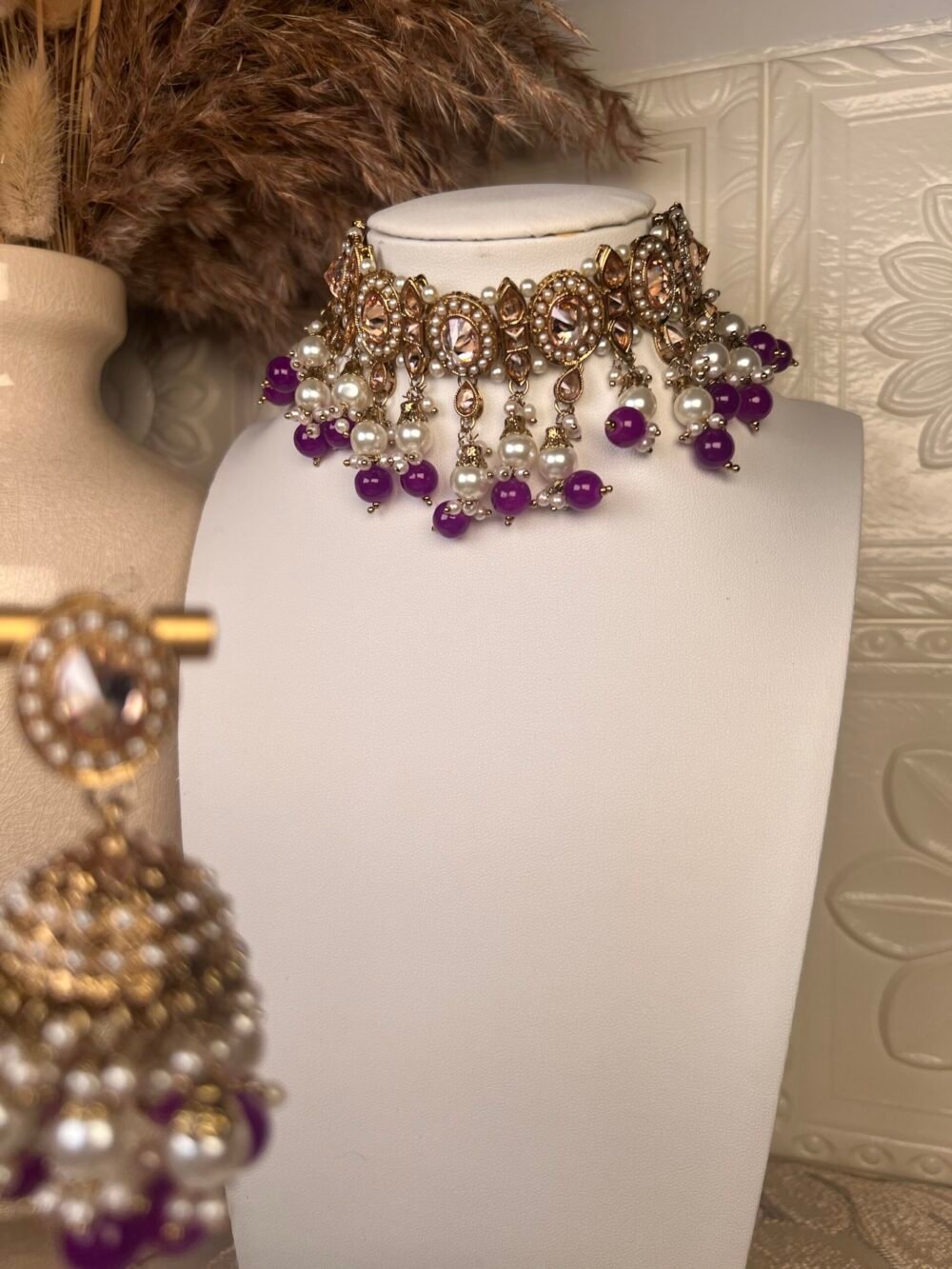Pearl and Gold necklace set – affordable bridal jewelry – front view Pearl and Gold necklace set – budget-friendly party accessory – top view