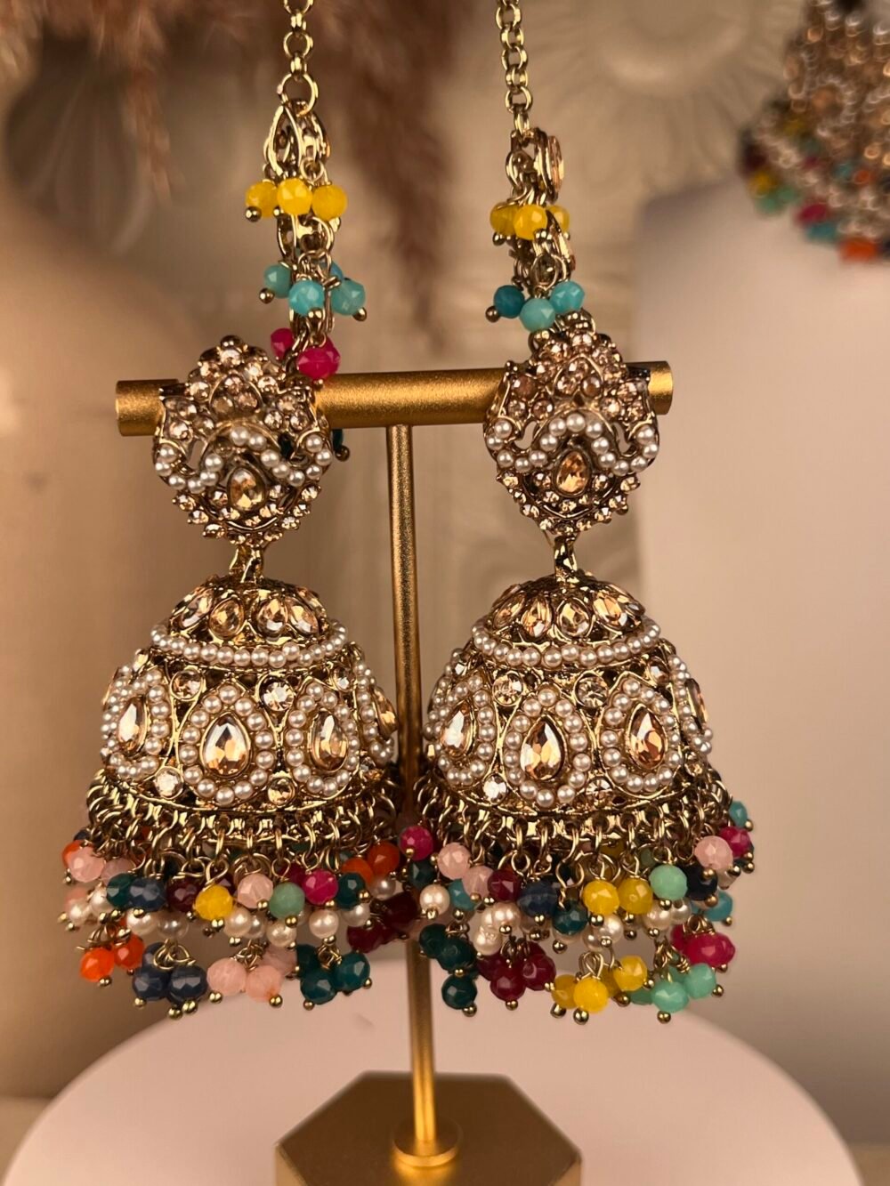 Gold Bridal Necklace Set – South Asian jewelry – Top view, Silver Pearl Bridal Set – South Asian jewelry – Front view