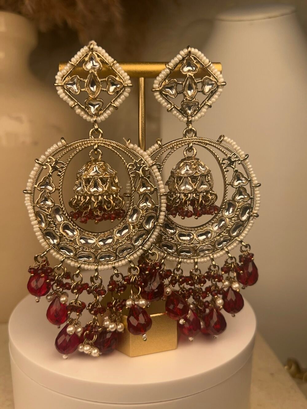 Multi-Stone Mirror-Worked Necklace Set – South Asian jewelry – Bridal accessory Multi-Stone Mirror-Worked Necklace Set – South Asian jewelry – Front view Kundan & Mirror Necklace Set – South Asian jewelry – Side angle Kundan & Mirror Necklace Set – South Asian jewelry – Top view Designer Floral Mirror-Worked Necklace Set