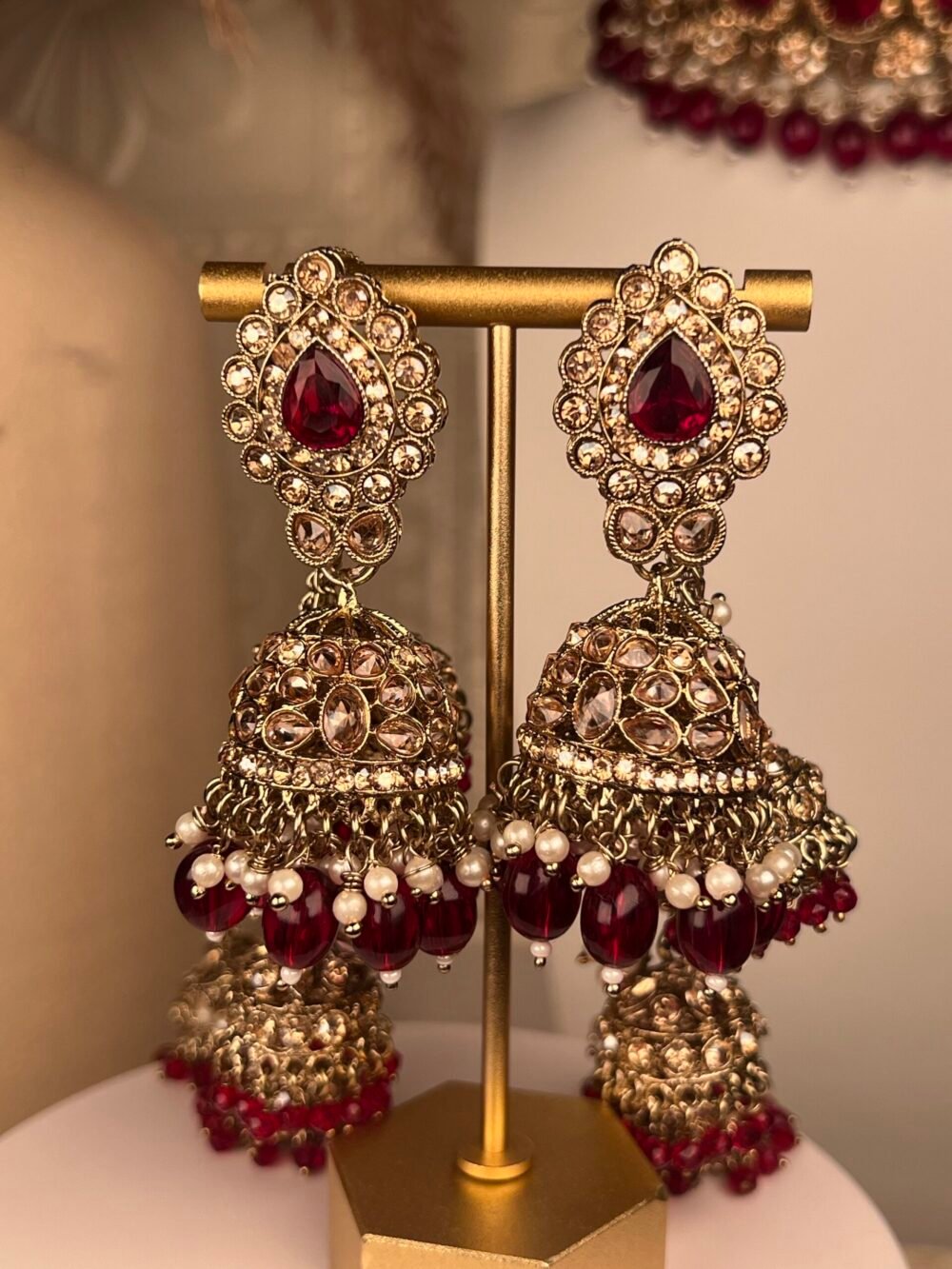 Gold Bridal Necklace Set – South Asian jewelry – Top view, Silver Pearl Bridal Set – South Asian jewelry – Front view